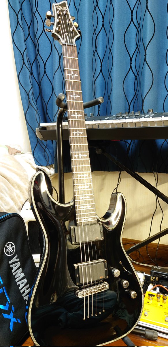 YUKKI_Key_Ga's tweet photo. 自分が持っている機材紹介
🎸ギター編  その1
schecter HELL RAIZER  C1
今メイン機と使っている通称『黒』
ちょうど今月で5周年になりました！
この形が好きすぎて一目惚れしたギター...
これからも大切に使っていくからよろしくな！ https://t.co/qqMlzTvNO8