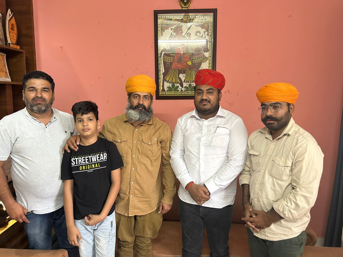 आज श्री हरीश जी,पार्षद नगरपालिका तरावडी से मुलाकात हुई जिसमे मुख्यतः तरावडी(तराईन)किले के जीर्णोद्वार को लेकर चर्चा हुई इस मिटिंग मे डा.यशपाल तवर, इतिहासकार प्रशांत मडाढ, राधेशाम,(क्षत्रिय मुलनिवासी महासंघ)उपस्थित रहे।
#क्षत्रिय_हिन्दू_नहीं 
जय जोहार!जय क्षात्र धर्म!जय मूलनिवासी!