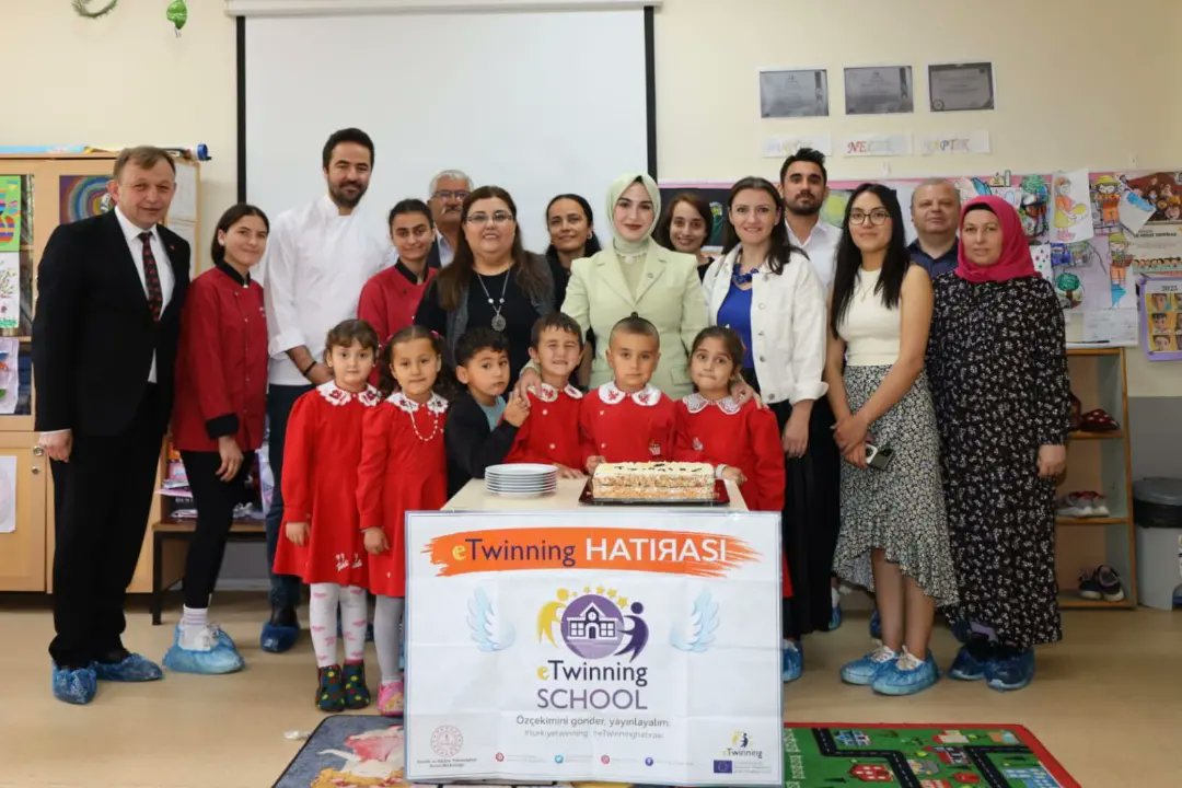 Kaymakamımız Sayın Hatice Gamze KURAN, İlçe Milli Eğitim Müdürü Sayın Aşkın GÜNEŞ ile birlikte 'Haydi Sende Bir Masal Anlat' adlı eTwinning projesi kapsamında Avrupa Kalite Etiketi ödülü alan Ataköy İlkokulu anaokulu öğrencilerini ziyaret etti.
karacasu.gov.tr/kaymakamimiz-s…