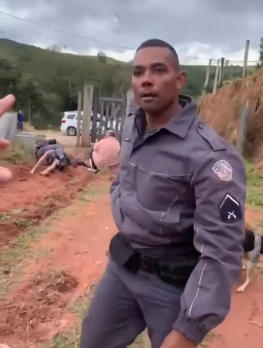 Gustavramski_'s tweet photo. Por favor alguém ajude a identificar esse policial militar covarde q agrediu com um soco na cara uma senhora de 70 anos em Igaratá/SP.
Além da justiça, ele precisa ser reconhecido e ficar “famoso” na internet, tbm 🤨
@mpsp_oficial @PMESP @Defensoriasp @silviolual @FlavioDino https://t.co/kWDLuzp0RI