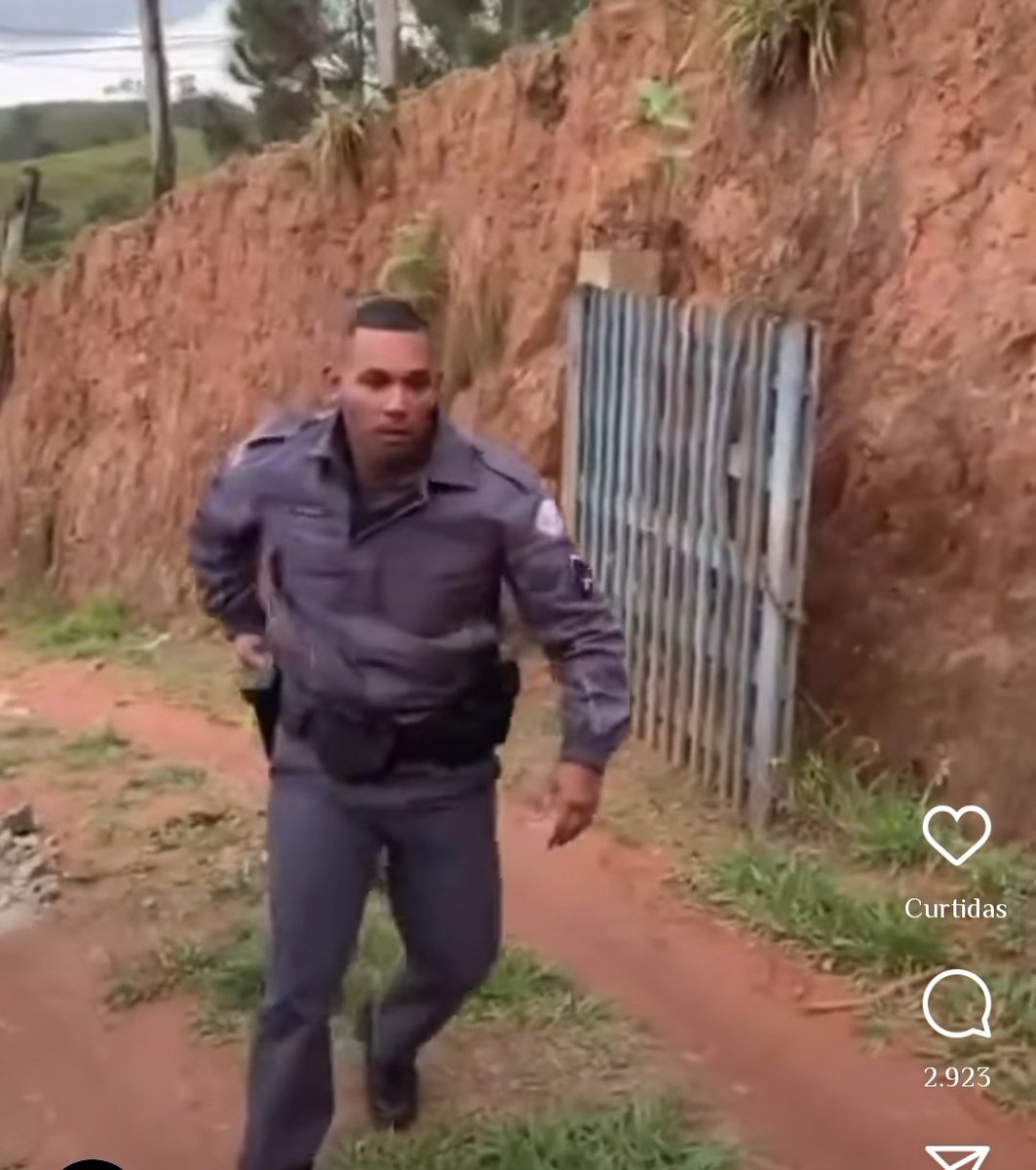 Gustavramski_'s tweet photo. Por favor alguém ajude a identificar esse policial militar covarde q agrediu com um soco na cara uma senhora de 70 anos em Igaratá/SP.
Além da justiça, ele precisa ser reconhecido e ficar “famoso” na internet, tbm 🤨
@mpsp_oficial @PMESP @Defensoriasp @silviolual @FlavioDino https://t.co/kWDLuzp0RI
