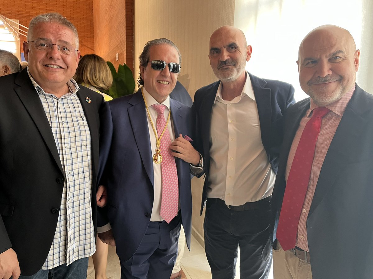 PoiClm's tweet photo. #DIADECASTILLALAMANCHA en el día de la región la más sincera enhorabuena de #poiclm a Rafael de Lorenzo por su medalla de honor. #PTS arropando el acto con su presencia en Manzanares https://t.co/RPmmkhRmGl