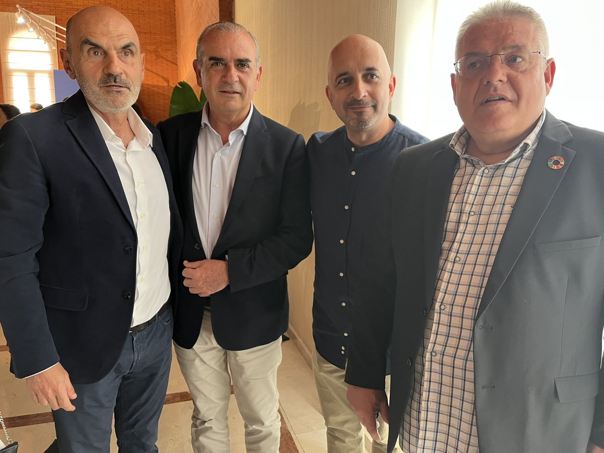 PoiClm's tweet photo. #DIADECASTILLALAMANCHA en el día de la región la más sincera enhorabuena de #poiclm a Rafael de Lorenzo por su medalla de honor. #PTS arropando el acto con su presencia en Manzanares https://t.co/RPmmkhRmGl