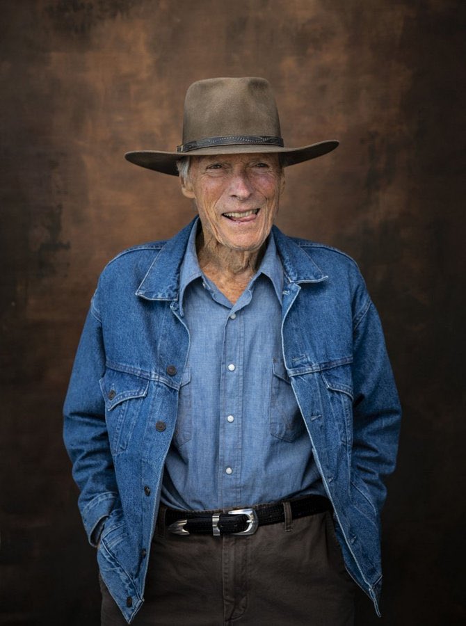 Hoy cumple 93 años el Maestro. Me pongo de pie y con una mano en el pecho y mirando al cielo le deseo una larga vida. Felicidades, Tito Clint, tus cojones ahí !