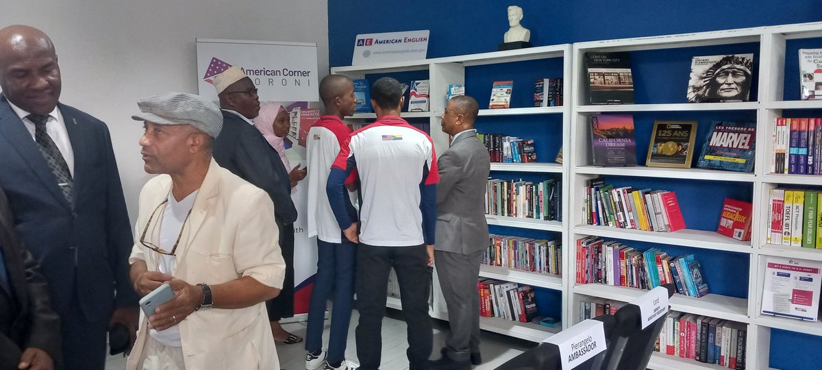 Dans le cadre de la célébration de ses 20 ans,L'#UniversitéDesComores a reçu  ce jeudi 31 mai le Secrétaire d'Etat adjoint à la Gestion et aux Ressources pour la réouverture de l'#AmericanCorner. L'UDC continue de s'ouvrir au monde et toutes opportunités qui se présentent à elle