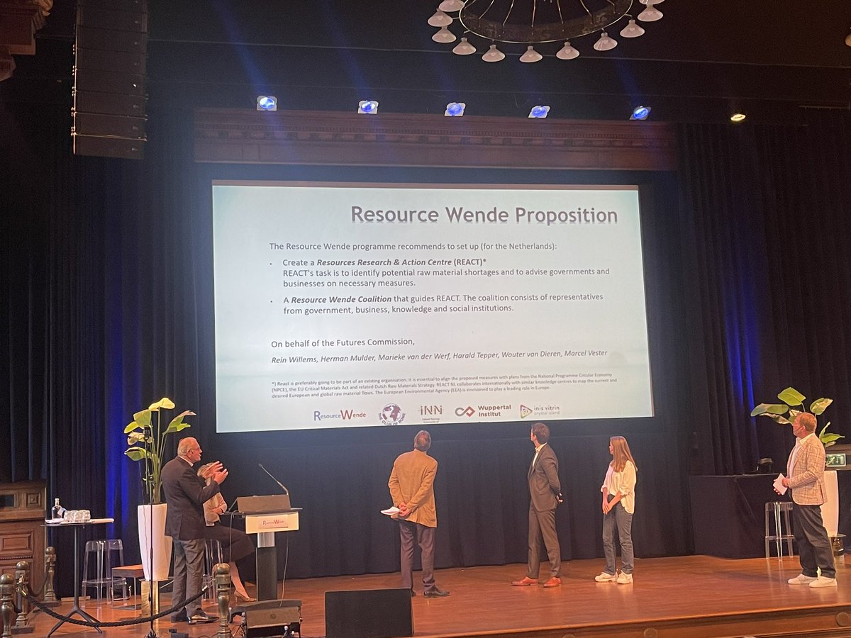 The Resource Wende proposition is handed over to <a href="/MarcoWaas/">Marco Waas</a>  @vnci <a href="/renevanhell/">Board Director at EBRD</a> <a href="/JoranRust/">JoranRust</a> <a href="/JKBonline/">Jonge Klimaatbeweging</a> - host <a href="/Harm__Edens/">Harm Edens</a> #resourcewende