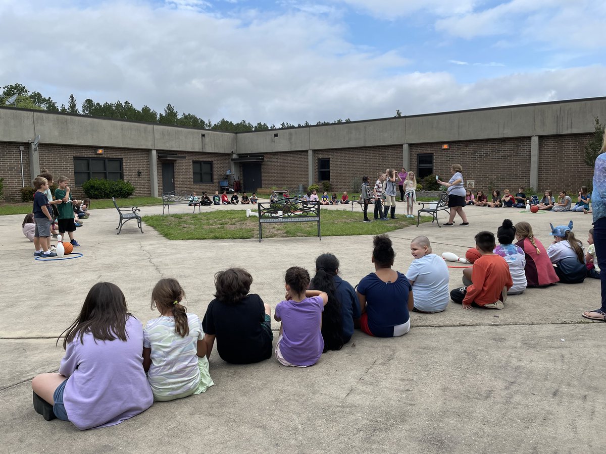 CholmanAP's tweet photo. Busy day in the courtyard at @PES_PantherNews! Started with our K-2 iReady celebrations and then went into our 3rd grade multiplication celebration. (I won my round, for the record!) #pantherPRIDE https://t.co/L09g2tZzyK