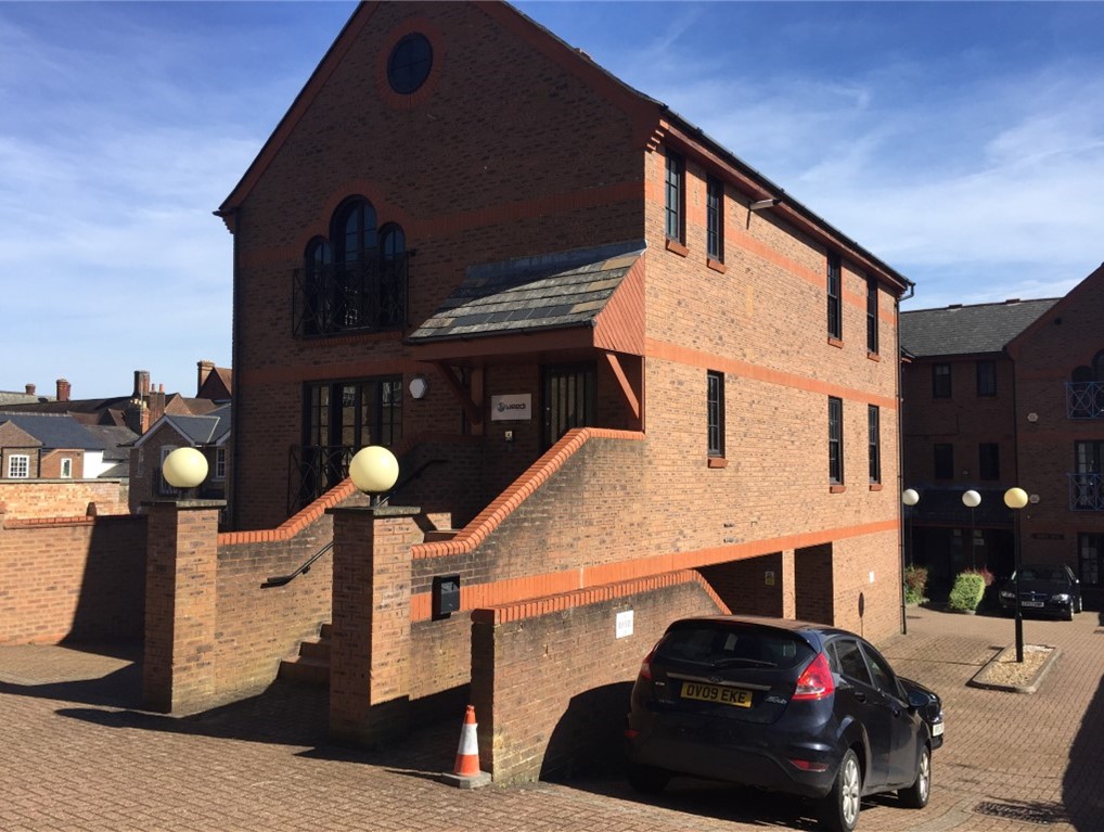 AR_Commercial's tweet photo. Delighted to report completion of a speedy letting of offices at #Berkhamsted today on behalf of private clients to @LightCorp thanks to Lee-Ann Farrow of Austins LLP and @DanielleLeeming of @HDSolicitors https://t.co/veLAWcqCRu