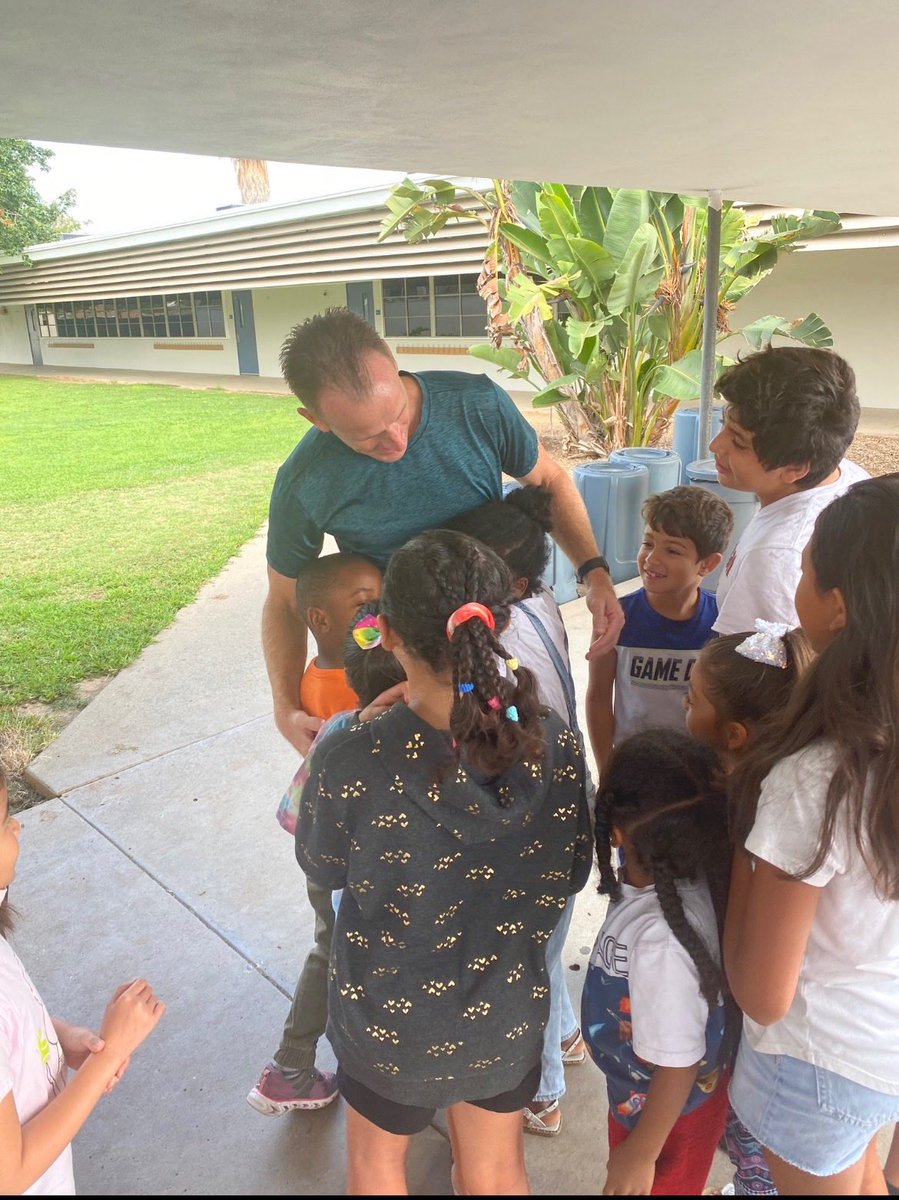 Throwback to the start of the school year when Mr. Wallace demonstrated 3 of ⁦<a href="/CajonValleyUSD/">CajonValleyUSD</a>⁩ 8 promises: 3. Emphasize Relationships, 4. Build Community, and 5. Communicate Positively. Look at those kids! #belikewallace ⁦<a href="/NarancaMustangs/">Naranca Elementary School</a>⁩ ⁦#NarancaLeadership