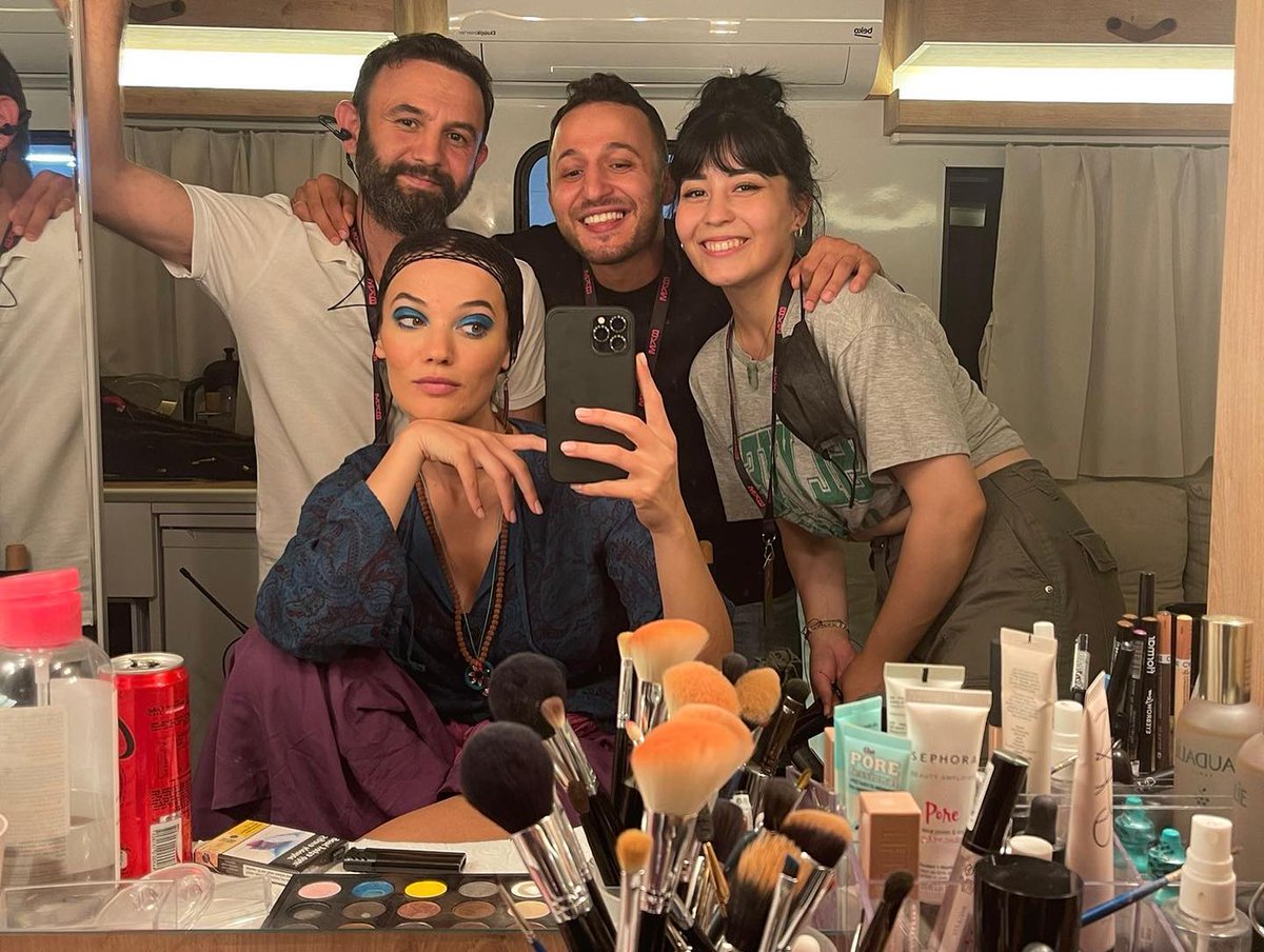 Pinarbrasil's tweet photo. Backstage de #Aktris ❤
Lindaaa 😍😍😍😍😍😍
#PınarDeniz
#Aktris #Astris https://t.co/5Vnv1GTw4a