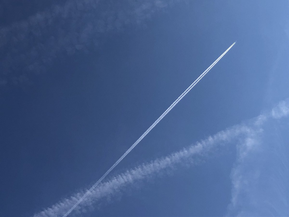 MazeofDeception's tweet photo. Aircraft trails expanding above the cloud layer here in Greater Manchester #chemtrails https://t.co/Qv5SfleDWT