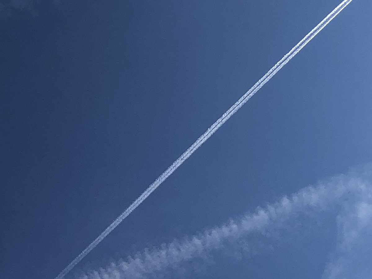 MazeofDeception's tweet photo. Aircraft trails expanding above the cloud layer here in Greater Manchester #chemtrails https://t.co/Qv5SfleDWT