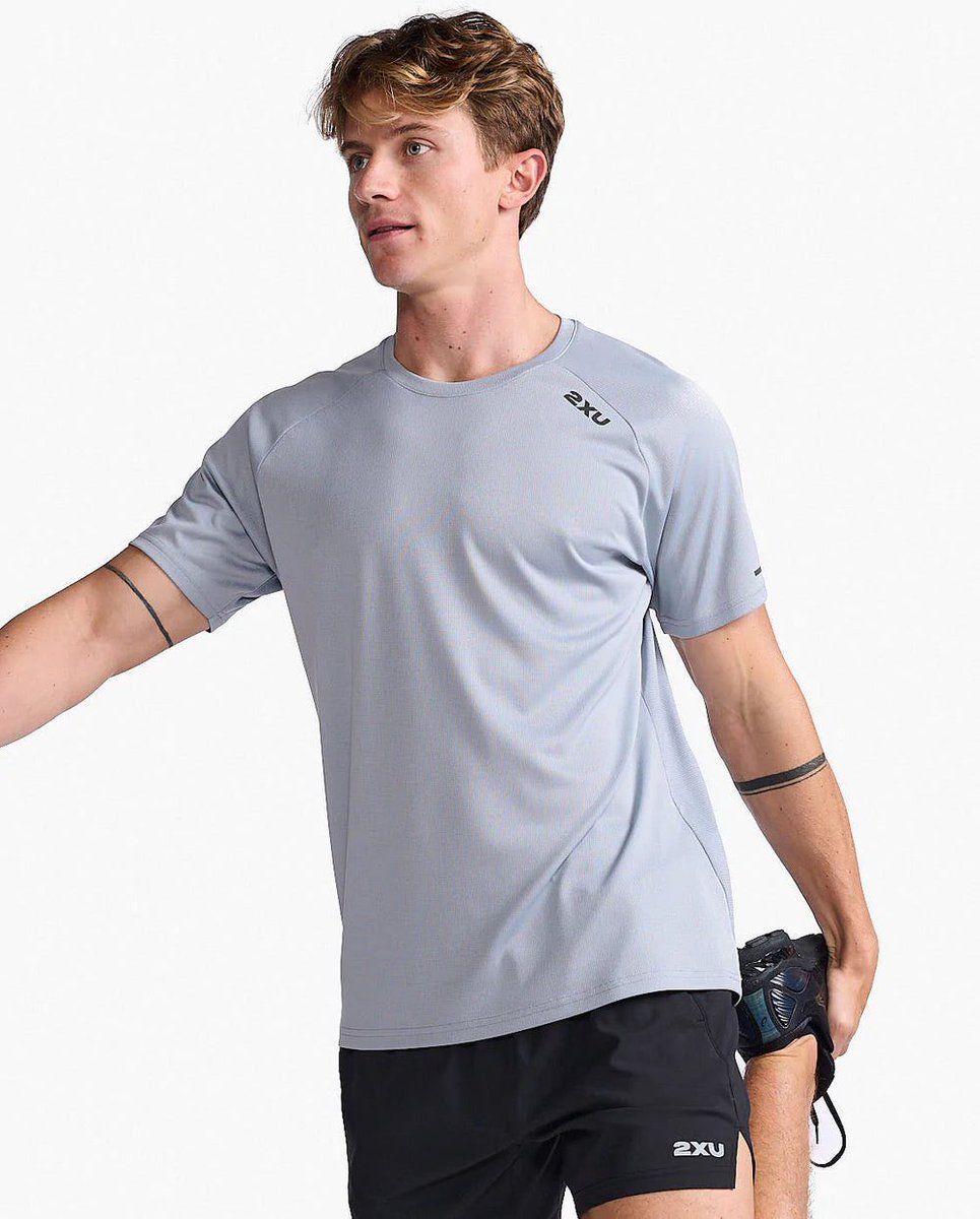 SportsbugUK's tweet image. 𝟐𝐗𝐔 𝐀𝐄𝐑𝐎 𝐓𝐄𝐄!😮‍💨

With X-VENT fabric technology, the Aero Tee combines a recycled double-knit sweat-wicking body and lightweight breathable mesh back to keep you dry and cool so you can perform in comfort. 

Available now at Sportsbug!💥

#2xu #2xuaerotee #twotimesyou