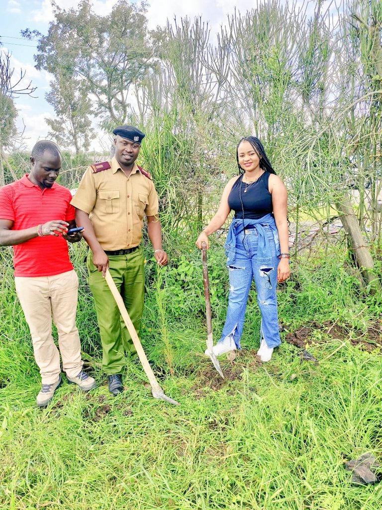 AshaObuola1's tweet photo. National Youth leader @HERachelTabitha earlier today joined in the Minister for Education Mr. Tito ,the Minister for Sports & Culture Mr David, Chief Mihang'o Mr. Kibagendi and the OCS Mr. Isaya in Embakasi East for the planting of trees 🌳.
@YALA_KENYA
#วอลเลย์บอลหญิง #TedLass https://t.co/jKEtfmyDBt