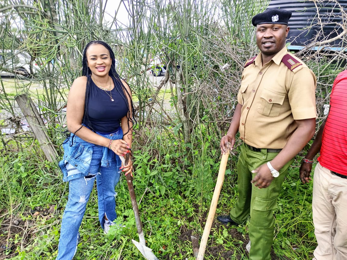 AshaObuola1's tweet photo. National Youth leader @HERachelTabitha earlier today joined in the Minister for Education Mr. Tito ,the Minister for Sports & Culture Mr David, Chief Mihang'o Mr. Kibagendi and the OCS Mr. Isaya in Embakasi East for the planting of trees 🌳.
@YALA_KENYA
#วอลเลย์บอลหญิง #TedLass https://t.co/jKEtfmyDBt