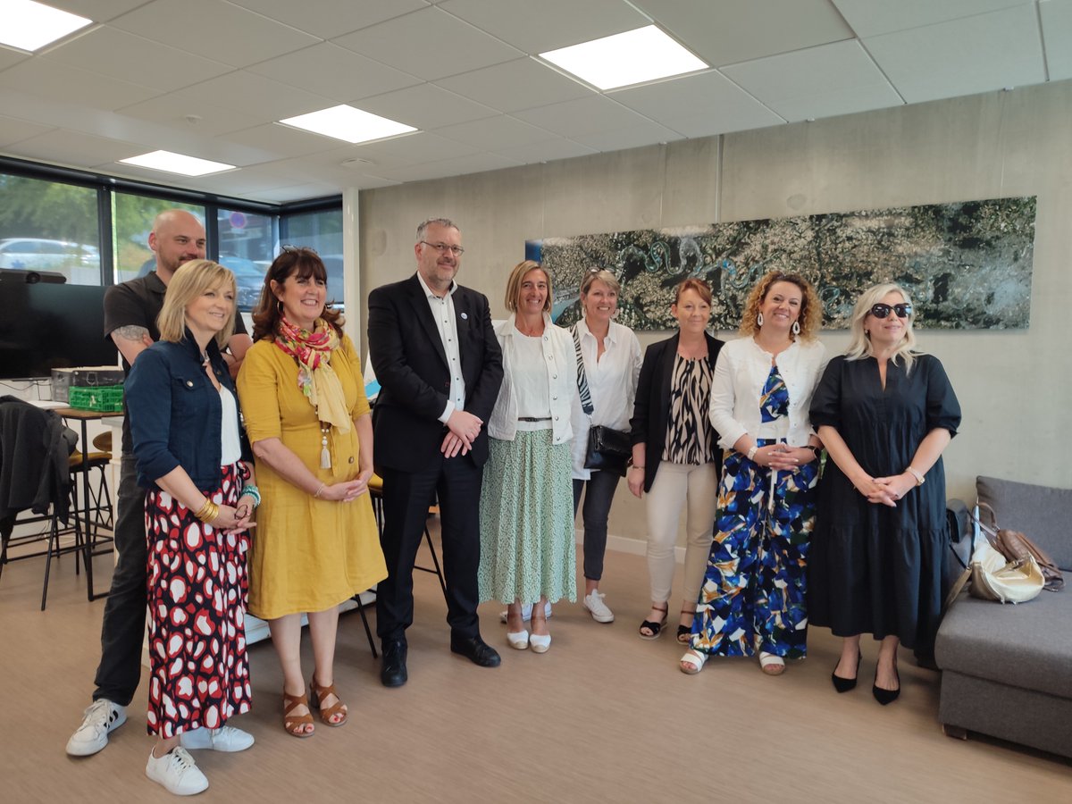 cciseinestuaire's tweet photo. Le réseau des Ambassadeurs du Commerce s'agrandit 🥳

Bienvenue à la Cité Commerciale de #Lillebonne et à ses commerçants et artisans. 👋

🔎 En savoir + sur le réseau des Ambassadeurs du Commerce : https://t.co/l6rCX847xA

#ConsommerLocal #Commerce #Redynamisation #Convention https://t.co/FLtEYijAHS