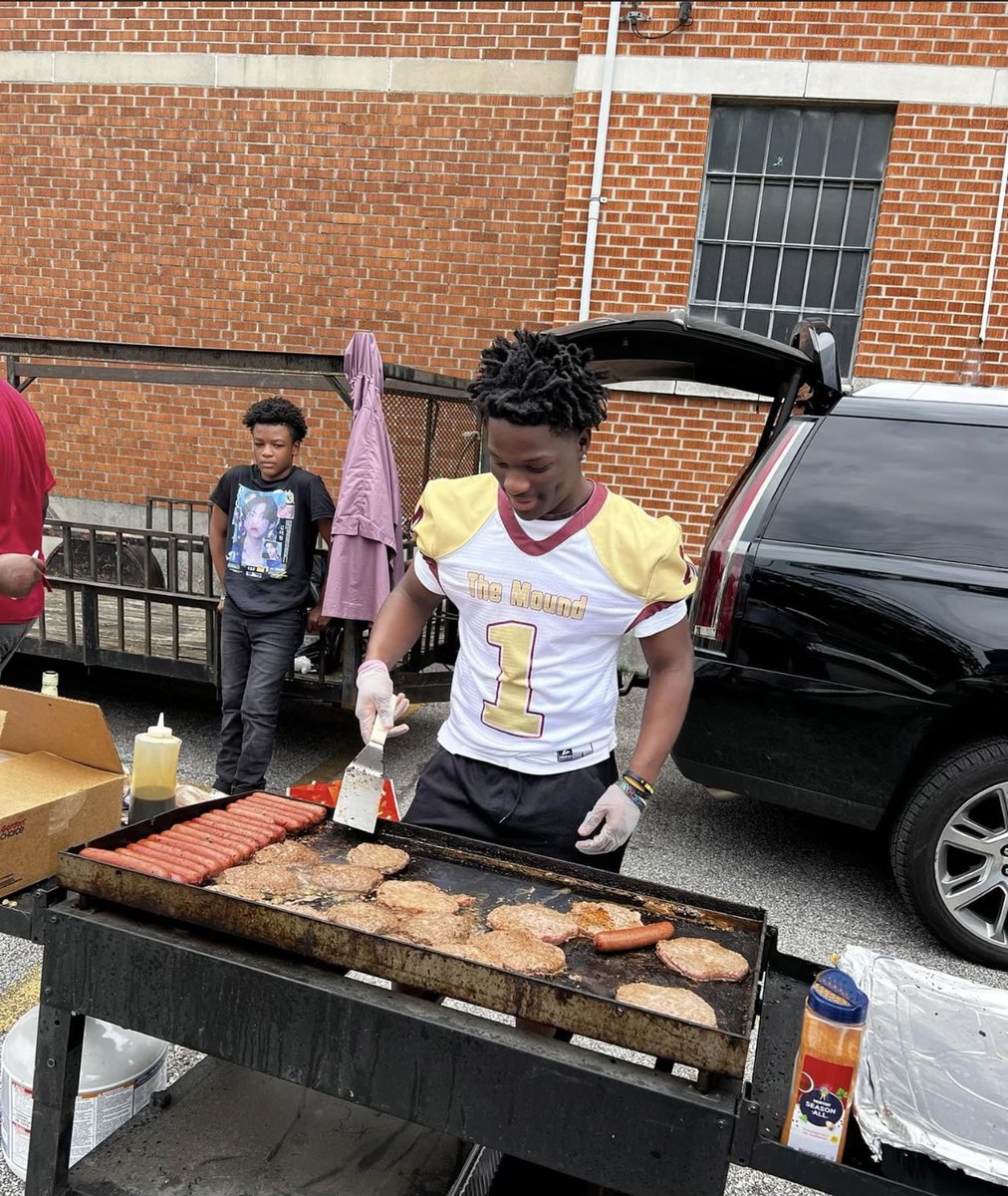 Golden_Wildcats's tweet image. Such a humbling experience! Definitely appreciative of our student-athletes for taking the time to give back! It’s bigger than football @RhyanBrown9 @11Hcarver @2024Iamjoe continue to lead by example! #FearTheMound🍊🍊🍊