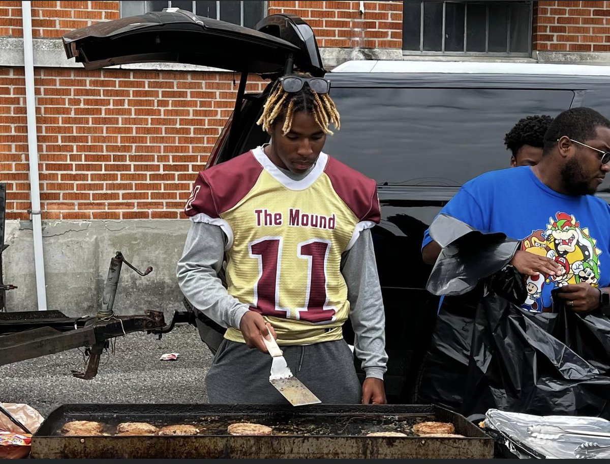 Golden_Wildcats's tweet image. Such a humbling experience! Definitely appreciative of our student-athletes for taking the time to give back! It’s bigger than football @RhyanBrown9 @11Hcarver @2024Iamjoe continue to lead by example! #FearTheMound🍊🍊🍊