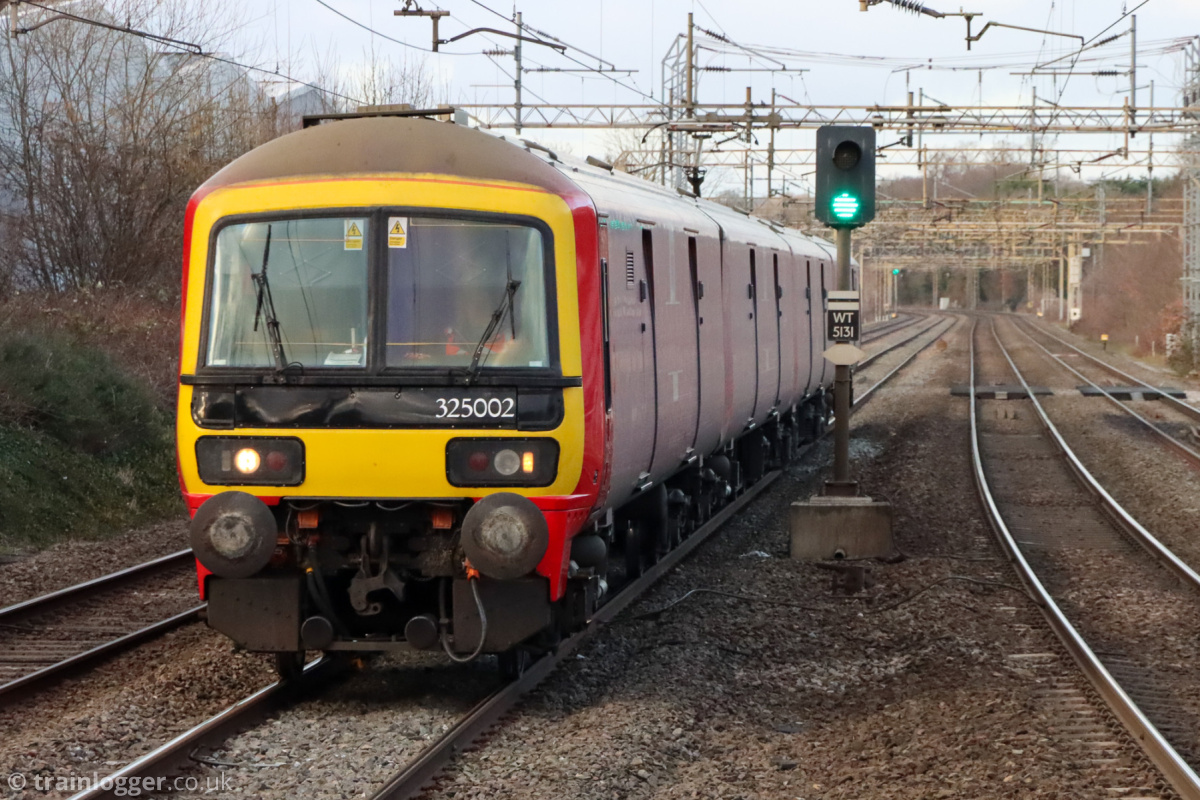 trainlogger's tweet photo. 325002 working the 5A91 Crewe IEMD - Willesden PRDC at Kings Langley on 27th January 2023.
#trainspotting #multipleUnits https://t.co/RV1sLslYov