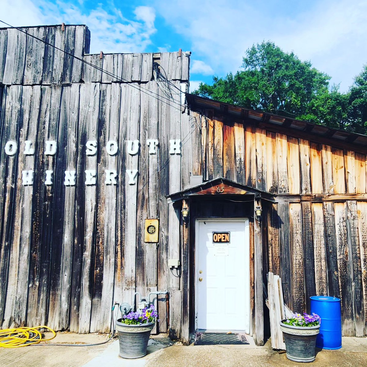 It may seem a little unusual to be touting a winery as an attraction in Mississippi, but it does exist and is indeed something to experience. If you've tried any local wines, which is your favorite? 🍷📸: ilsezietsman  #NatchezMS #WineTour #Winery #MississippiWineryTour