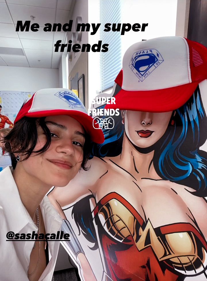 CentralGadot's tweet photo. “Lembro-me de quando me formei na faculdade, fiz um quadro de visão e Gal Gadot estava nele como Mulher Maravilha. E agora me sinto muito abençoada por interpretar a Supergirl.” ー SASHA CALLE 🥹♥️ https://t.co/uM2BmfFcTU
