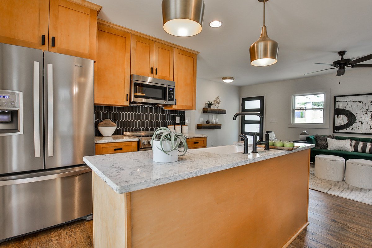 RDMarbleTX's tweet image. Create a sleek and modern space with Hanstone™ engineered stone. Our non-porous surfaces are resistant to stains, scratches, and heat, making them perfect for any high-traffic area. 
#RDmarble #Hanstone #ModernDesign #KitchenRemodel #BathroomRemodel