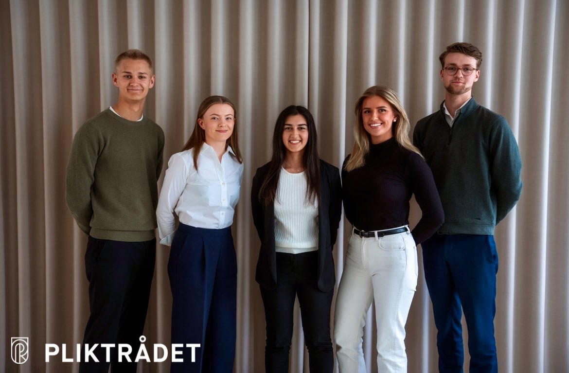 VI ÄR PLIKTRÅDET 2023/2024🗣️

Årets ledamöter från vänster: Isak Andersson (P 7) Alice Nilsson (Lv 6) Yasmine Malla (P 18) Annie Hugosson (FömedC) Sigge Lagerqvist (P 4)