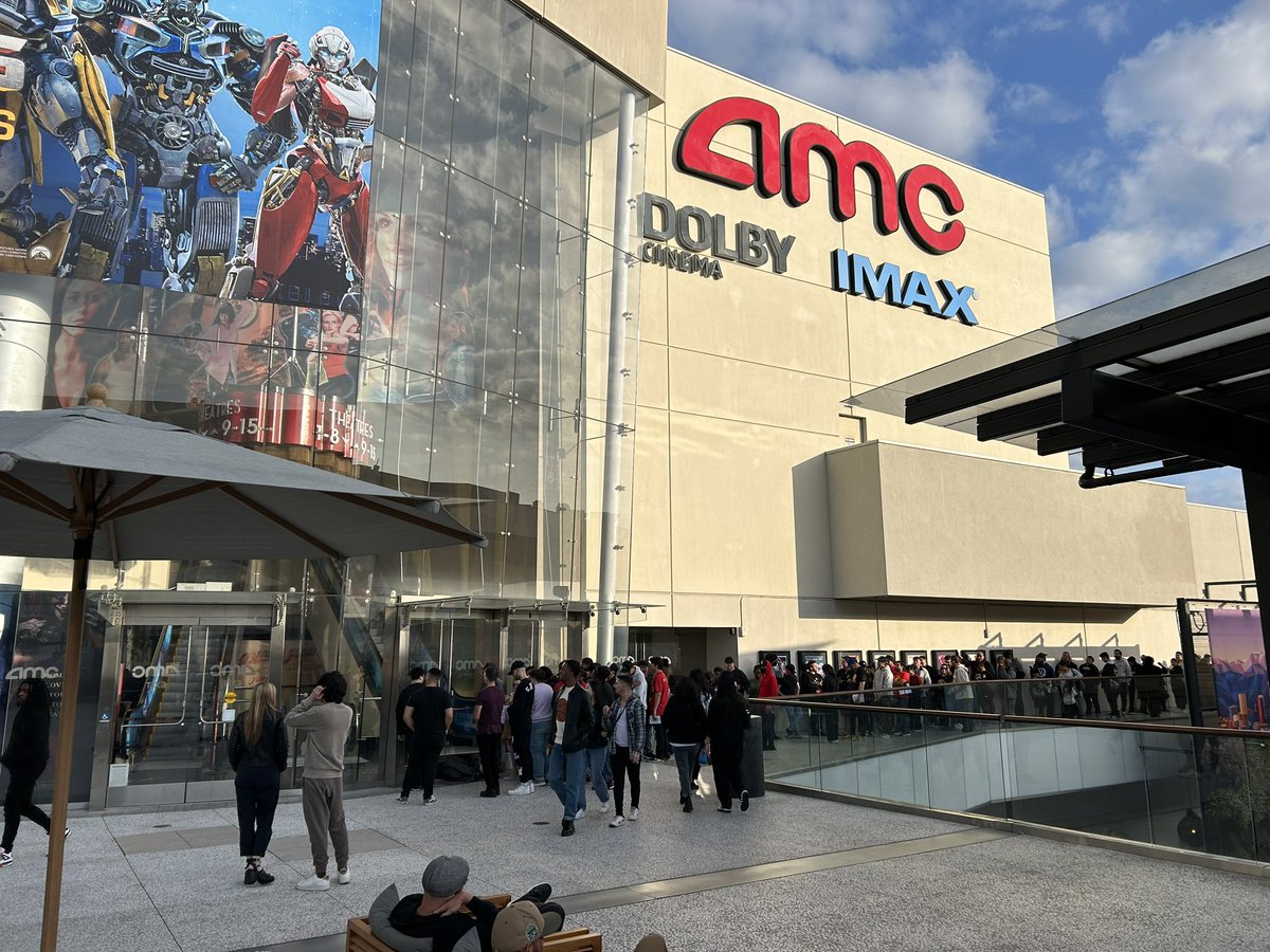 #AMC #AMCTHEATERS #AMCARMY #AMCAPES #AMCSTOCK #APES 
Look at all those people in line for an early screening of Flash 🍿🤑