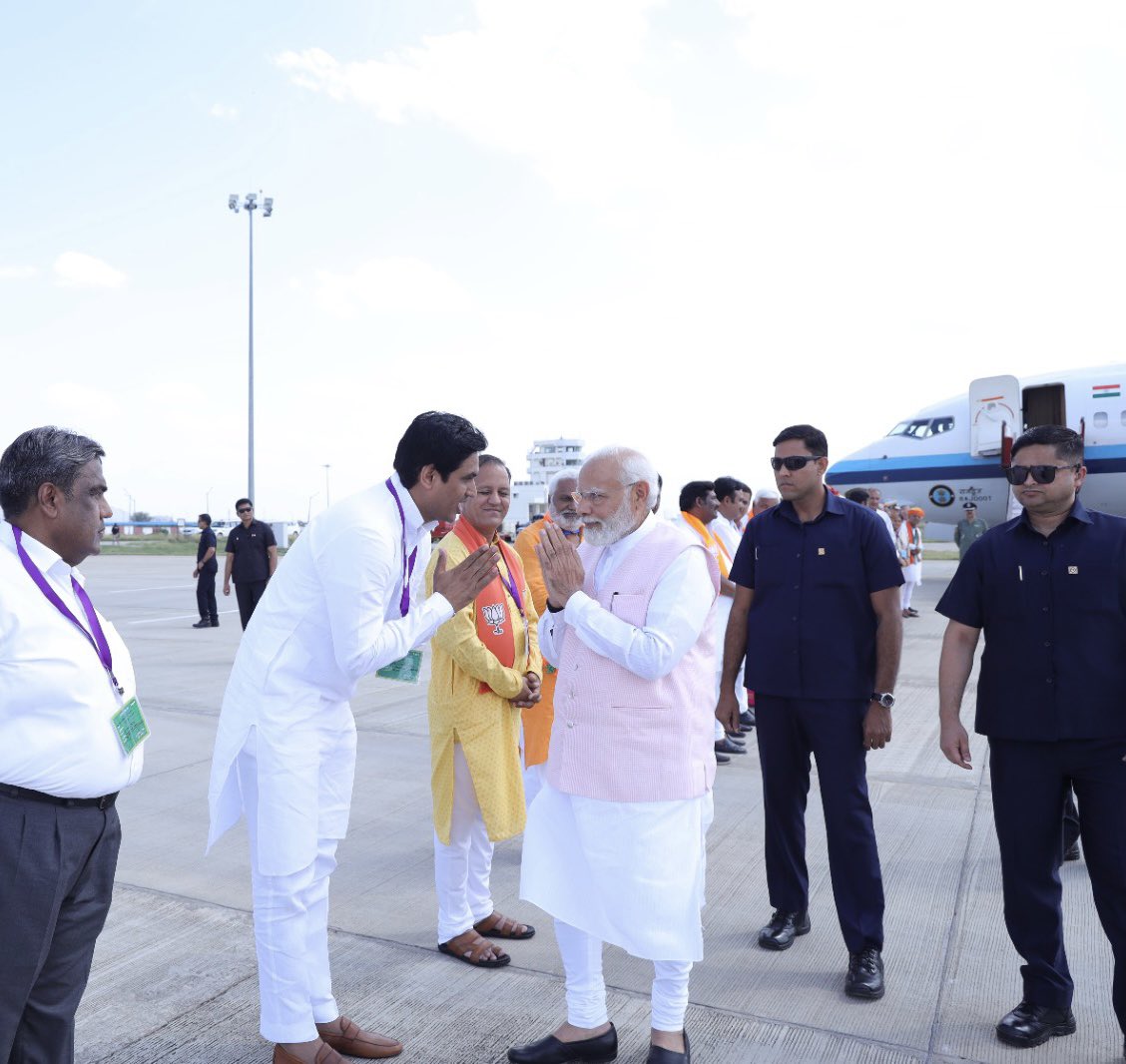 विश्व के सर्वाधिक लोकप्रिय नेता एवं देश के माननीय प्रधानमंत्री श्री <a href="/narendramodi/">Narendra Modi</a> जी का आज किशनगढ़ की पावन धरा पर अभिनंदन कर मार्गदर्शन प्राप्त करने का सौभाग्य मिला।
<a href="/PMOIndia/">PMO India</a>