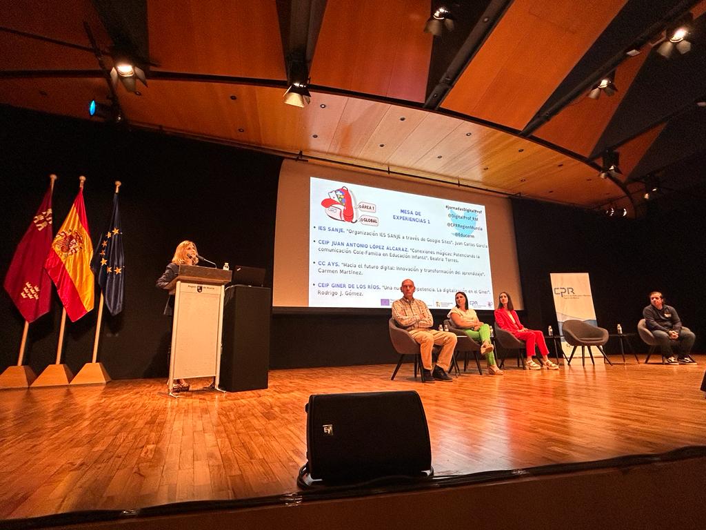 salomerecio's tweet photo. Gracias @cristinaportil5 por la moderación de la mesa redonda en las #jornadasDigitalProf https://t.co/1AlxgZU22w