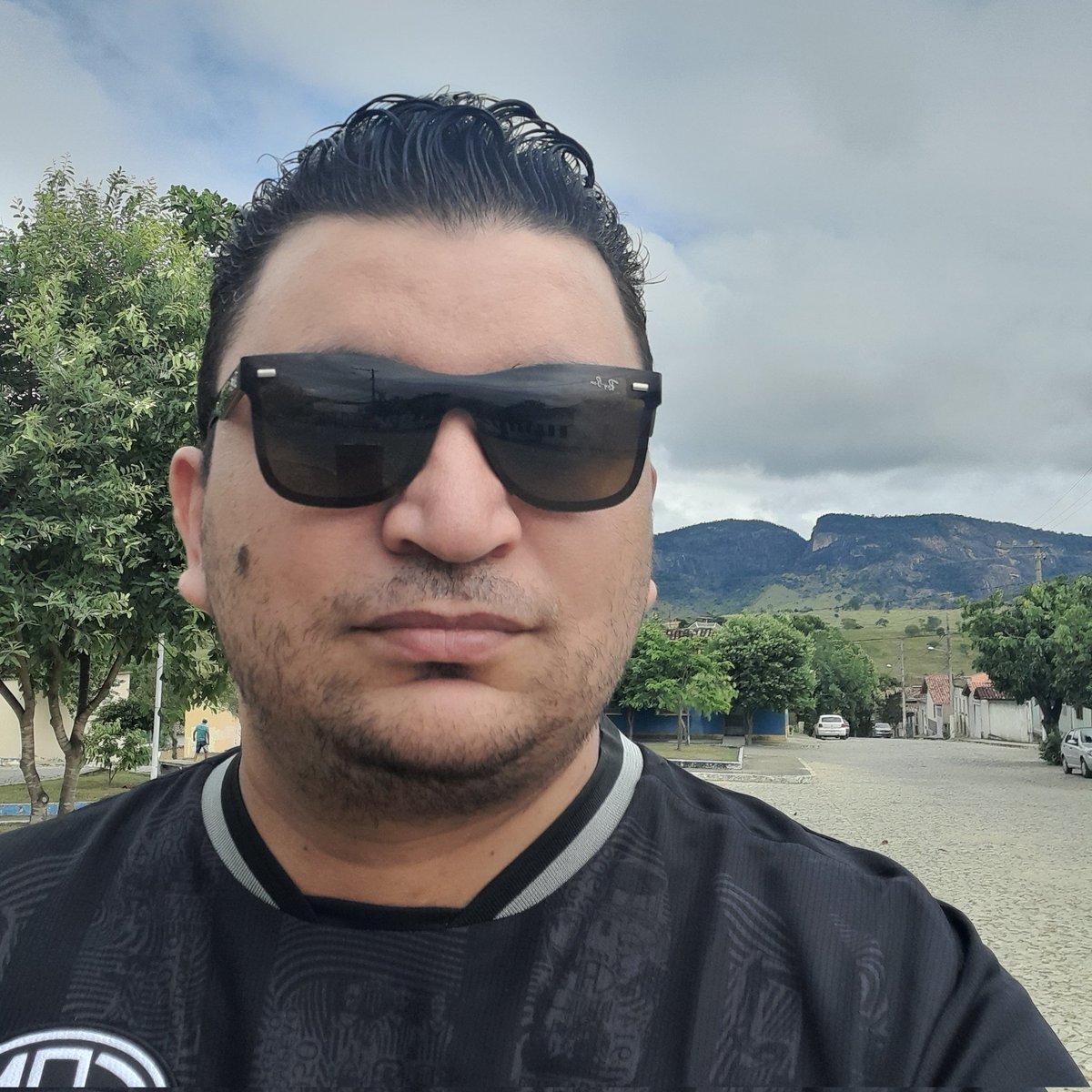 AthosRatera's tweet photo. Eu sou apenas um coadjuvante nessa foto porque a estrela está logo ali, em cima do meu ombro.
A ilustre Serra da Cangalha, na minha terra natal em Rubim/MG.
#NewProfilePic #Rubim #ValeDoJequitinhonha #SerraDaCangalha #MinasGerais https://t.co/O8BBVGDW0h
