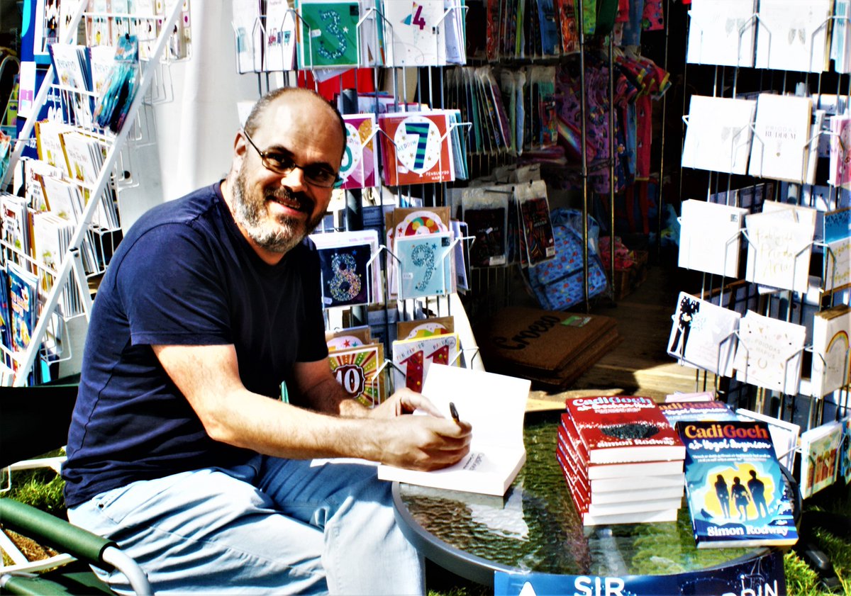 Dyma Simon Rodway yn llofnodi ei lyfr newydd sbon, Cadi Goch a'r Grochan Hud. 

Mae'r llyfr hwn yn boeth o'r wasg ac os nad yw wedi cyrraedd eich siop lyfrau leol eto, ni fydd yn hir, rydyn ni'n addo hynny!

Nofel yn null straeon Harry Potter, ond â naws gwbl Gymreig.

#yagym