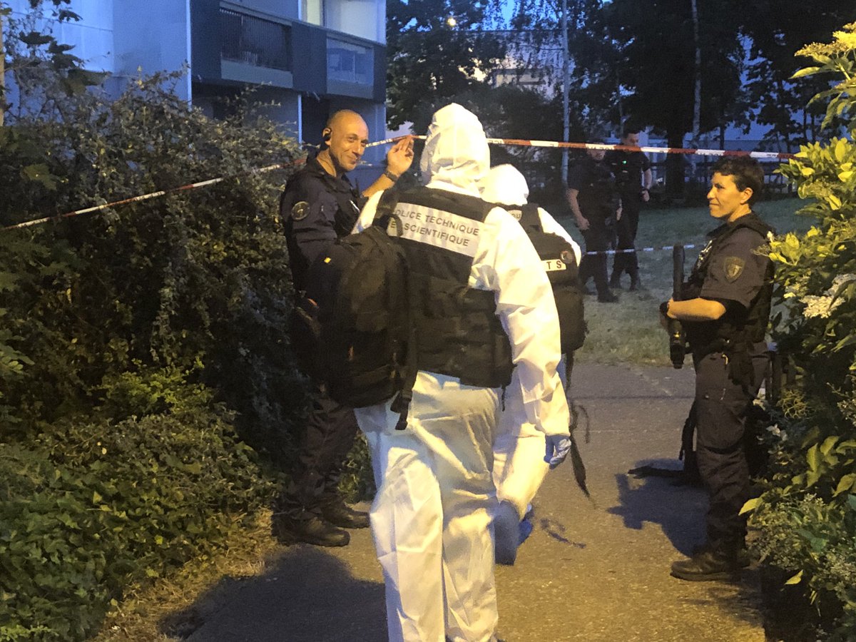 maelfabre's tweet photo. Tirs à la Roseraie : la police technique et scientifique de la police judiciaire #DTPJ est sur place pour les premières constatations. La victime 17 ans est blessée au ventre et au bras. #Angers https://t.co/t7yEqfnvRO