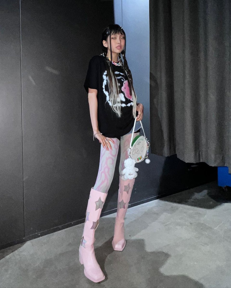 Luego de darme un bañito, me les fui corriendo gritando por todos lados que ya es ⁦#1年目𝔄bra𝕩as⁩. Es que todos debían festejar al ⁦#𝔇anc𝕚ng王に𝕜ing⁩ y venir a pasar el #𝚃ime抱き𝚇as⁩ con él.

𝕝o𝚌a 𝕖na𝚖o͝rada  ׄ   ្ · 𝕤urᧉni.