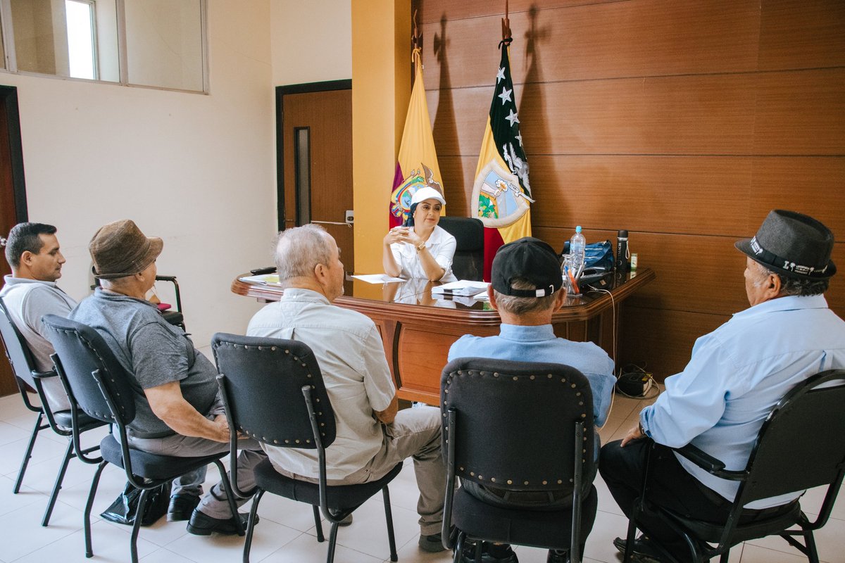 tere_feijoo's tweet photo. La Ing. Teresa Feijóo recibió a representantes del sector agropecuario, incluyendo la Asociación de Ganaderos "Francisco Carrión", la Asociación de Productores Agropecuarios "Las Orquídeas", la Cooperativa Ganadera "21 de Diciembre" y la Asociación de Productores Pecuarios El Oro https://t.co/5E4ce5lTYK