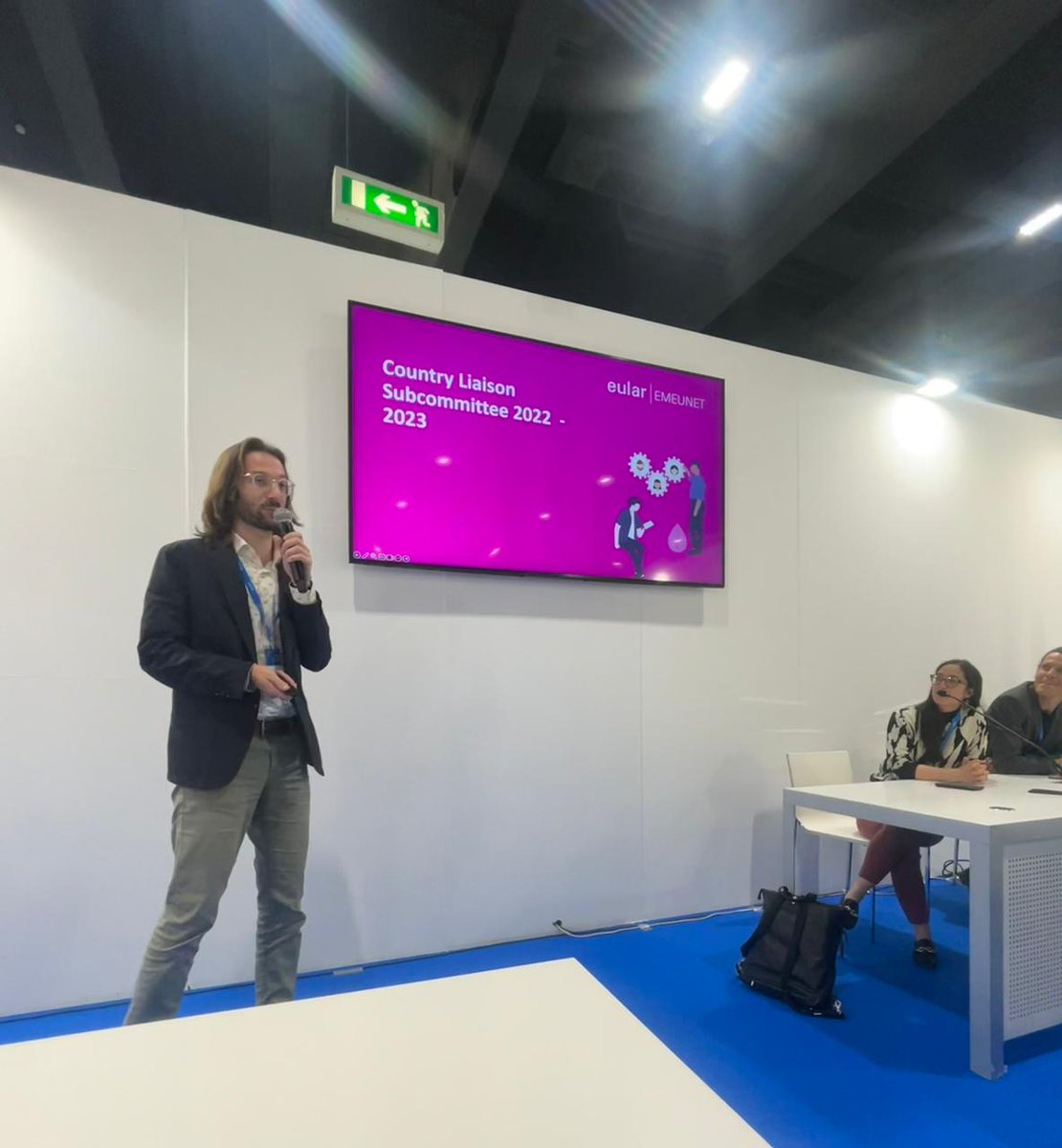 Second edition of the <a href="/EMEUNET/">EMEUNET</a> assembly at the <a href="/eular_org/">EULAR</a> #EULAR2023 was tonight. Room packed with <a href="/EMEUNET/">EMEUNET</a> SC members!
<a href="/KragstrupTW/">Tue Kragstrup</a> "entertained" the room while I was being late, then
<a href="/dranielmar/">Daniele Mauro</a> <a href="/DiegoBenavent/">Diego Benavent</a> <a href="/xabiermich/">Xabier Michelena Vegas</a> presented their subcommittee activities...