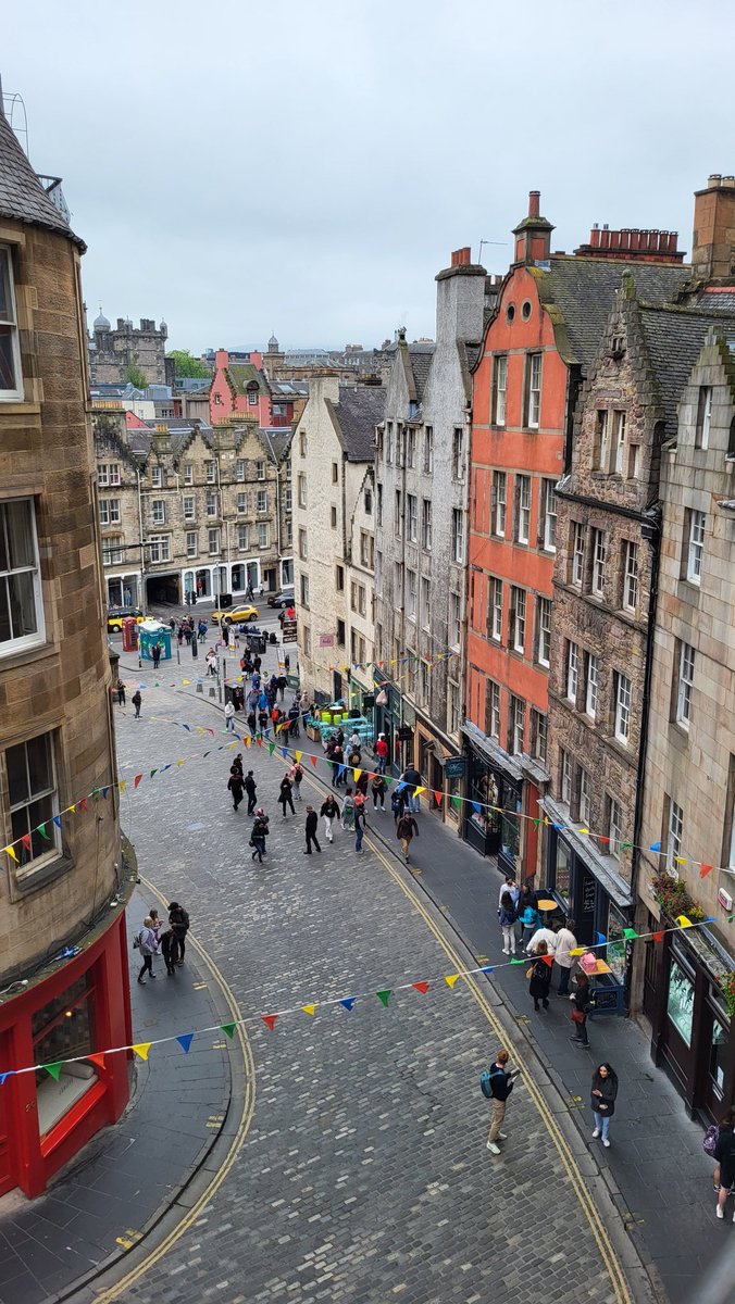 SarahBeddow1's tweet photo. Good to visit the fantastic city of Edinburgh again. And blessed with no rain at all! @adebeddow https://t.co/zhECP8i61L