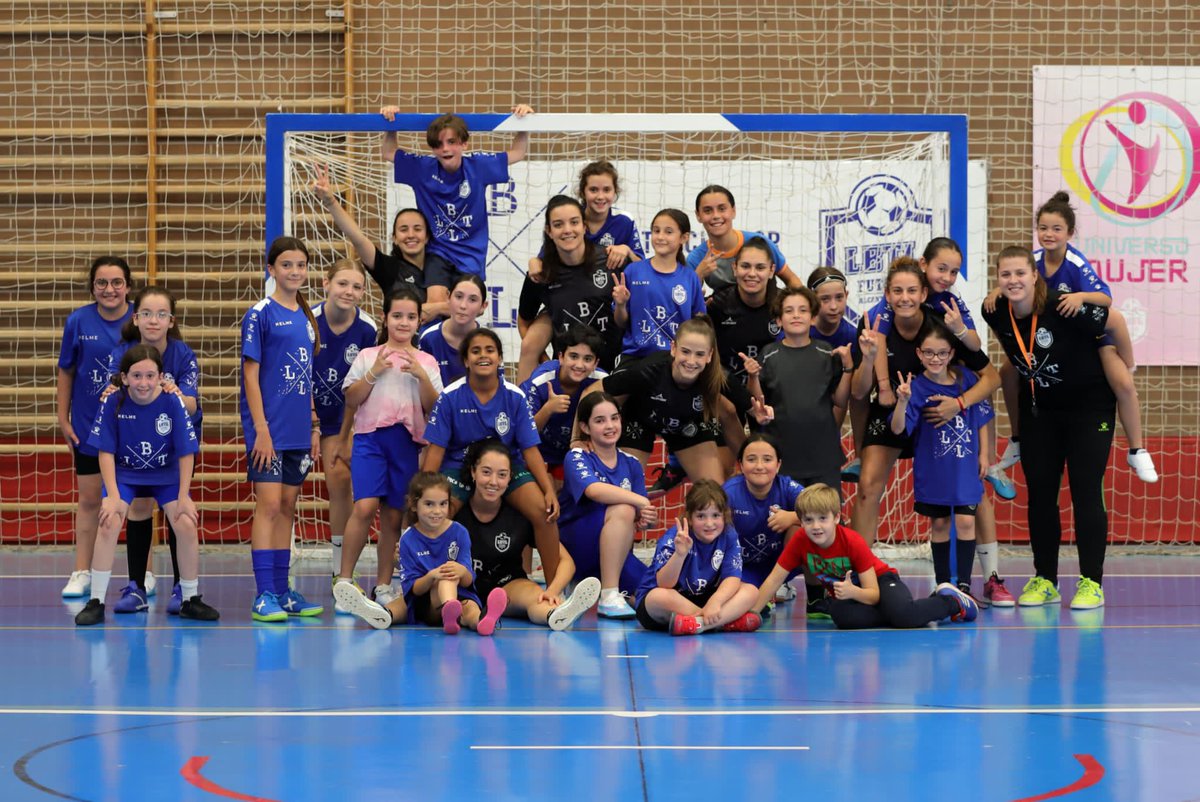 LBTLFutsal's tweet photo. [BASES]

Nuestras peques disfrutan de un entrenamiento conjunto con nuestras chicas de primera división…no sabemos quien lo ha pasado mejor☺️

Somos cantera…somos La Boca Te Lia Futsal Alcantarilla💪🏾🔵⚽️

#blueeagles #furiaazul #mareaazul https://t.co/XJbbk389T2