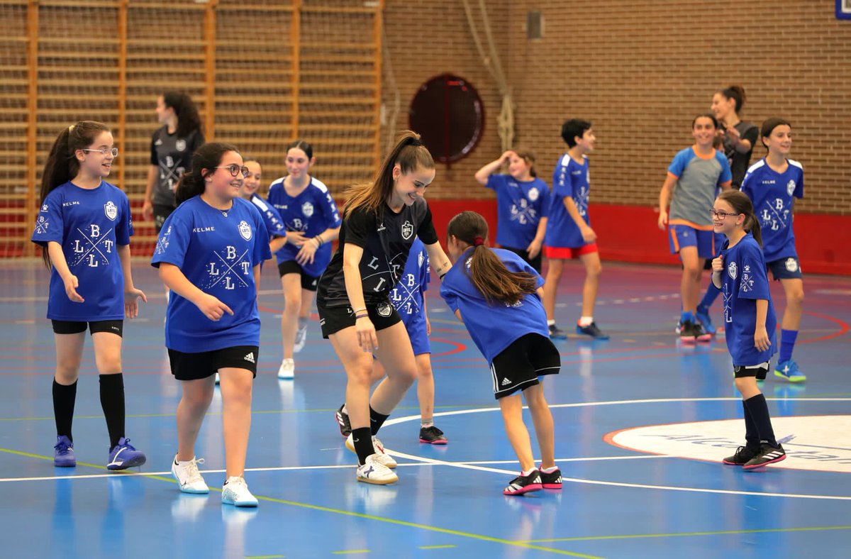 LBTLFutsal's tweet photo. [BASES]

Nuestras peques disfrutan de un entrenamiento conjunto con nuestras chicas de primera división…no sabemos quien lo ha pasado mejor☺️

Somos cantera…somos La Boca Te Lia Futsal Alcantarilla💪🏾🔵⚽️

#blueeagles #furiaazul #mareaazul https://t.co/XJbbk389T2
