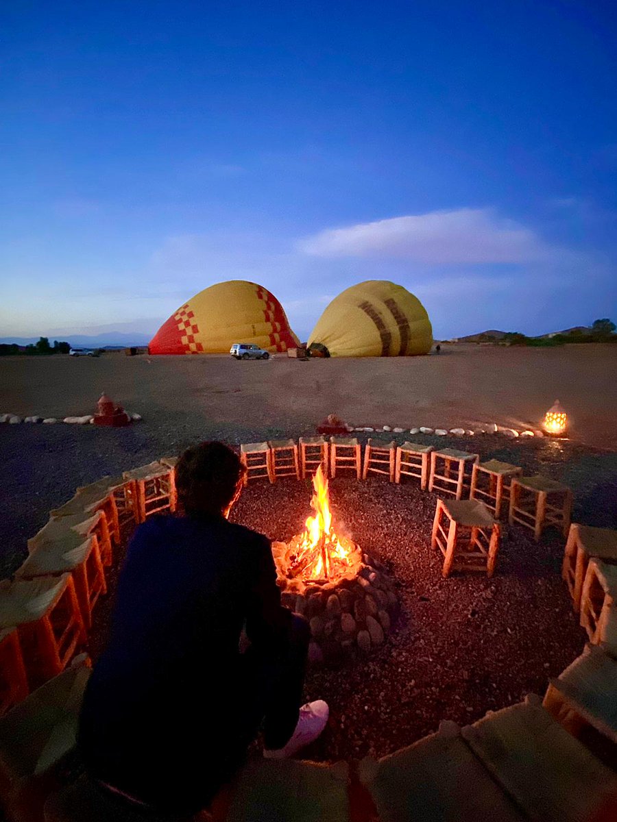 Avant la levée du soleil, dans le calme du désert, un moment de repos avant de survoler l'immensité de l'Atlas en montgolfière. L'occasion de découvrir la richesse de la culture Berbère. #Maroc