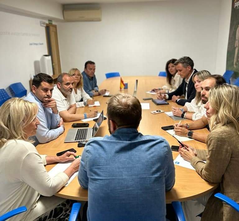 Primera reunión del nuevo Grupo Municipal Popular del Ayuntamiento de Arganda del Rey.

Somos once concejales preparados desde el primer momento que no vamos a perder un solo minuto.

Gracias por vuestro compromiso.