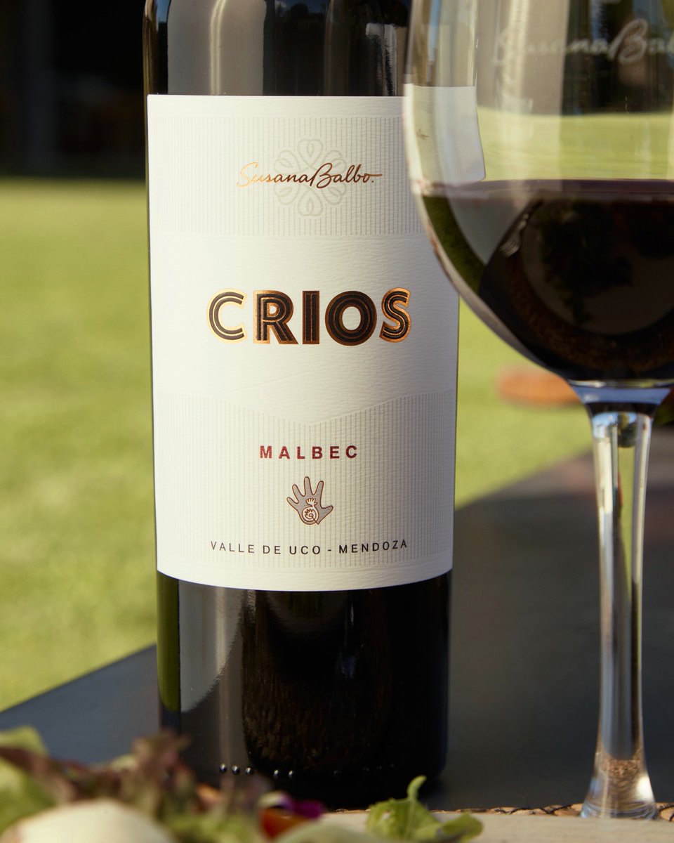 Crios Malbec es una expresión fresca y pura de la uva insignia de nuestro país. Su tipicidad, carácter frutado y acidez balanceada lo transforman en el complemento ideal de todo tipo de carnes rojas asadas 🍷