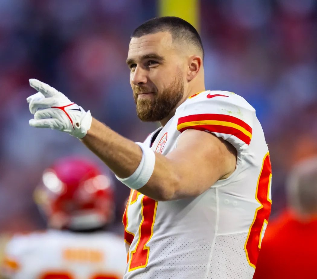 Travis Kelce has had seven consecutive seasons with 1,000+ receiving yards:

♦️ 2016: 1,125 yards
♦️ 2017: 1,038 yards
♦️ 2018: 1,336 yards
♦️ 2019: 1,229 yards
♦️ 2020: 1,416 yards
♦️ 2021: 1,125 yards
♦️ 2022: 1,338 yards

No other tight end in history has more than three 😮‍💨