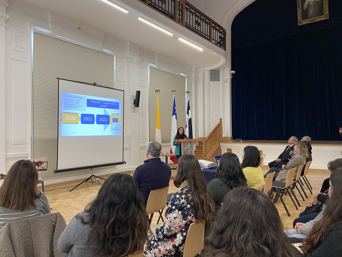 pucv_cl's tweet photo. Nicole Arredondo, directora Ejecutiva de Corporación La Matriz, realiza presentación de los proyectos “Cuidarse para cuidar” y “Manual de Cuidadoras”, encabezados por el Programa Adulto Senior de la PUCV. https://t.co/IGumpBKCtP