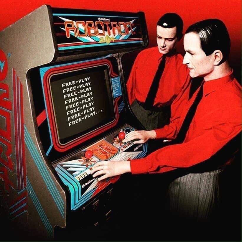 “The Robots” playing the 1982 arcade game “Robotron: 2084”

#Kraftwerk