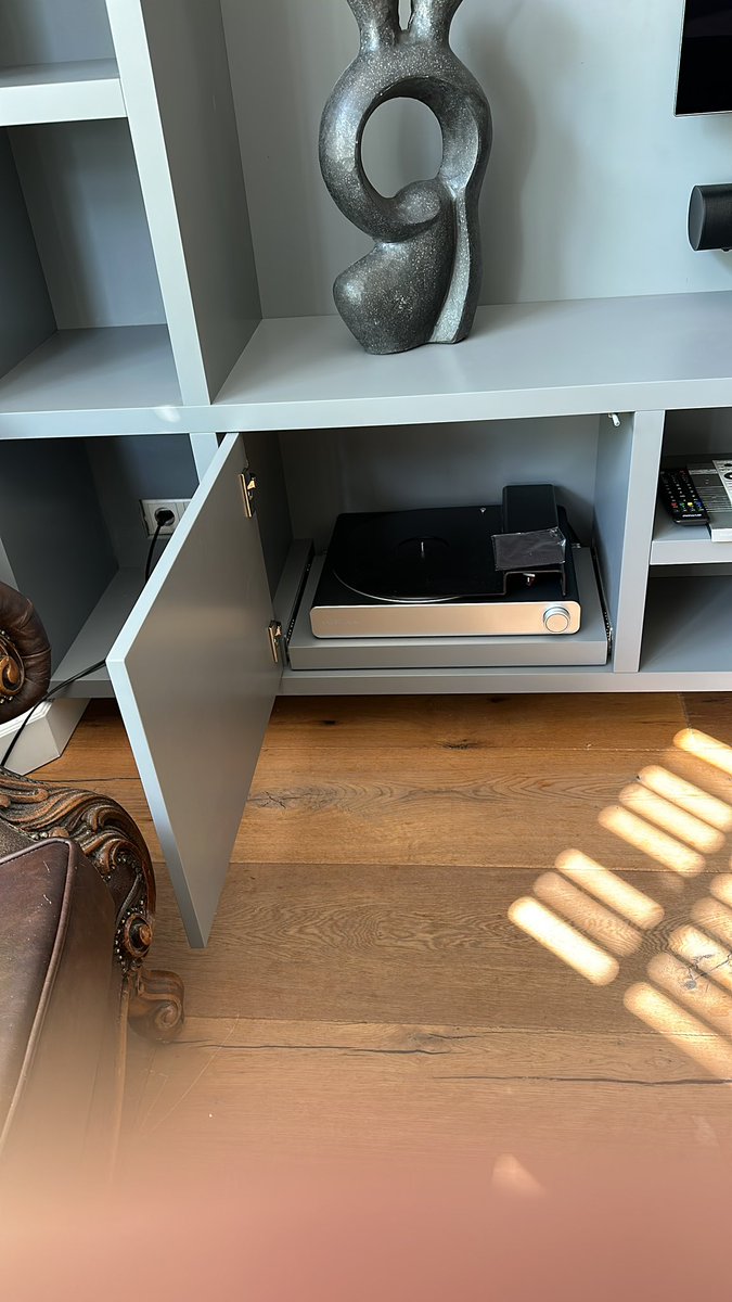 joskeijsper's tweet photo. Voor en na! Heel blij met onze nieuwe meubel en audio! Eindelijk weer vinyl draaien! #sonos #victrolastream #pickup #meubel #opmaat #handgemaakt https://t.co/n9eJU0XCS2