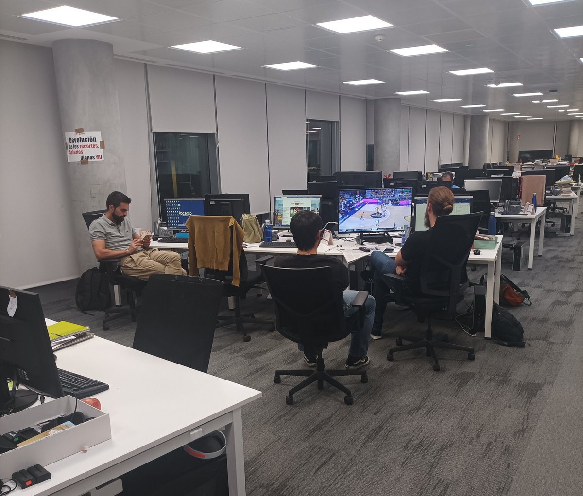 Miguel Zarza (@miguelzarza) on Twitter photo Noche de directos en <a href="/abc_deportes/">ABC Deportes</a>. Con la final de la <a href="/EuropaLeague/">UEFA Europa League</a> en el descanso los ojos de <a href="/ivanmartin7/">Iván Martín</a> y <a href="/pablolodeiro8/">Pablo Lodeiro</a> se van a los playoffs de la <a href="/ACBCOM/">Liga Endesa</a>. Cerca, <a href="/Ruben_Canizares/">Rubén Cañizares</a>, habla mientras con sus fuentes... Noche de directos en <a href="/abc_deportes/">ABC Deportes</a>. Con la final de la <a href="/EuropaLeague/">UEFA Europa League</a> en el descanso los ojos de <a href="/ivanmartin7/">Iván Martín</a> y <a href="/pablolodeiro8/">Pablo Lodeiro</a> se van a los playoffs de la <a href="/ACBCOM/">Liga Endesa</a>. Cerca, <a href="/Ruben_Canizares/">Rubén Cañizares</a>, habla mientras con sus fuentes...