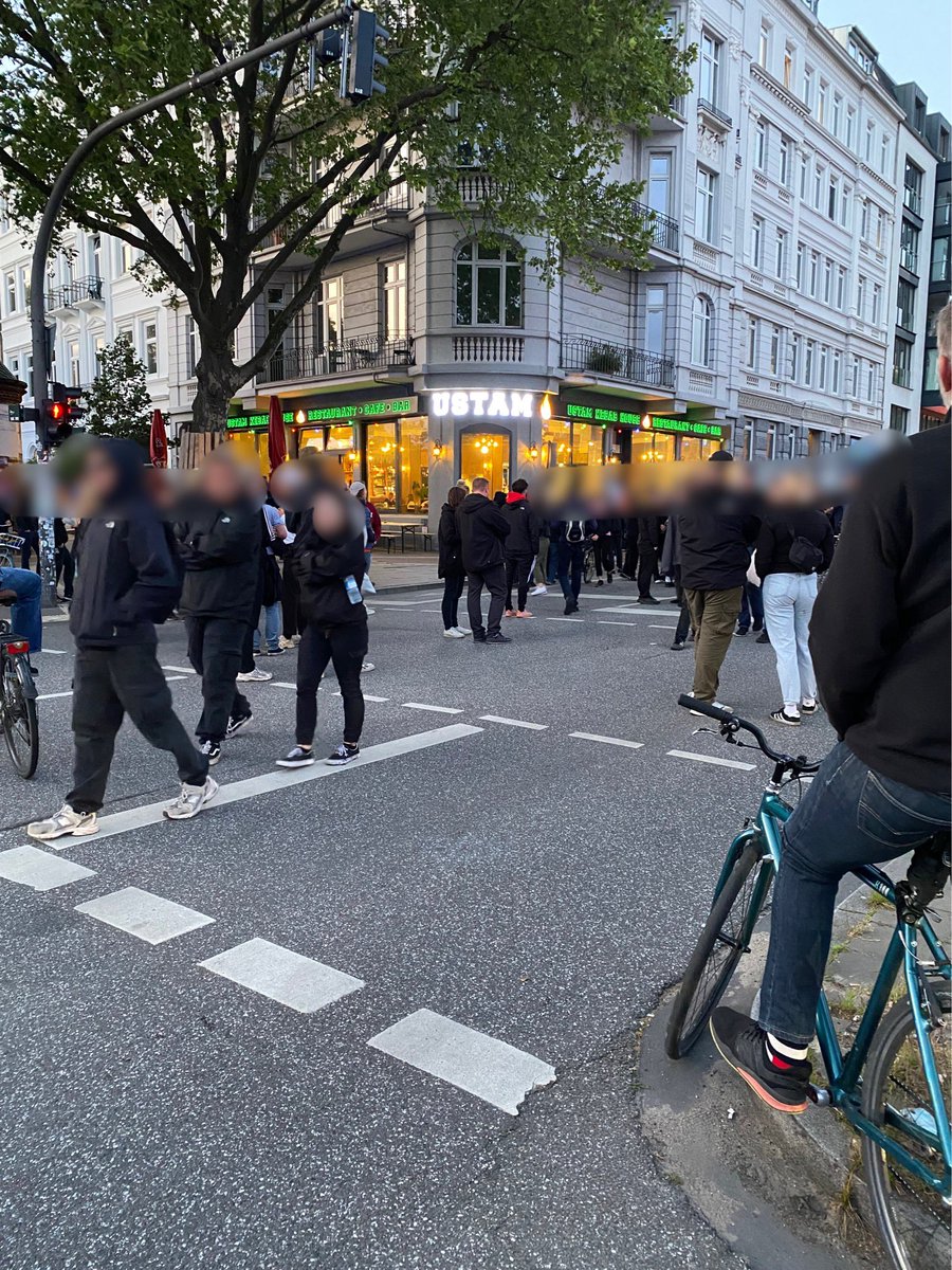 #hh3105 rein rechtlich darf ich nicht sagen, dass mittig auf diesem Foto 2 Personen vom Staatsschutz stehen
