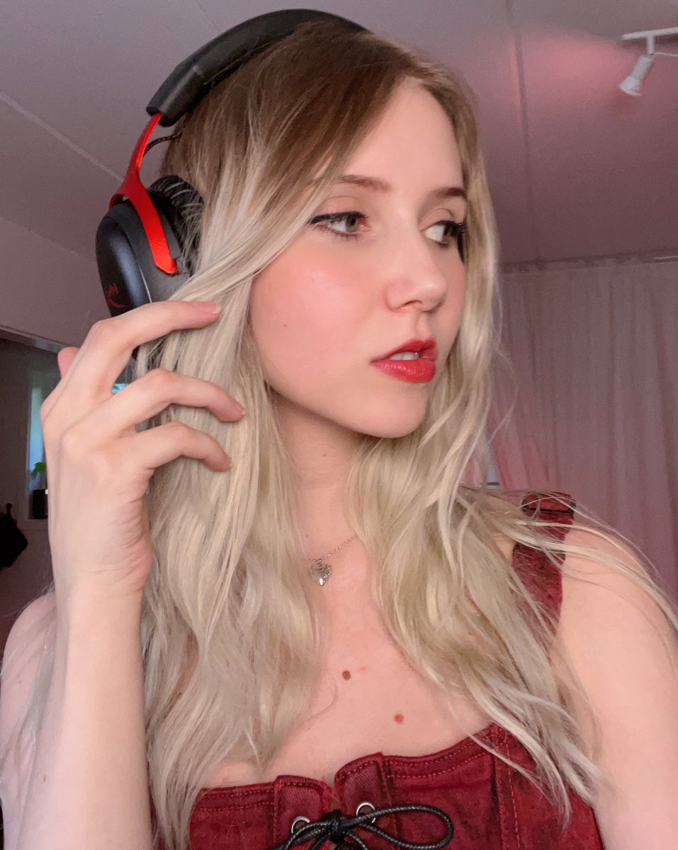Apollolol's tweet image. Honey wake up!

Theres a new headset release from @HyperX ☁️🎧

Cloud III has upgraded comfort, audio, microphone, durability and compatibility! Available to shop soon❤️

#HyperXNordic #ad