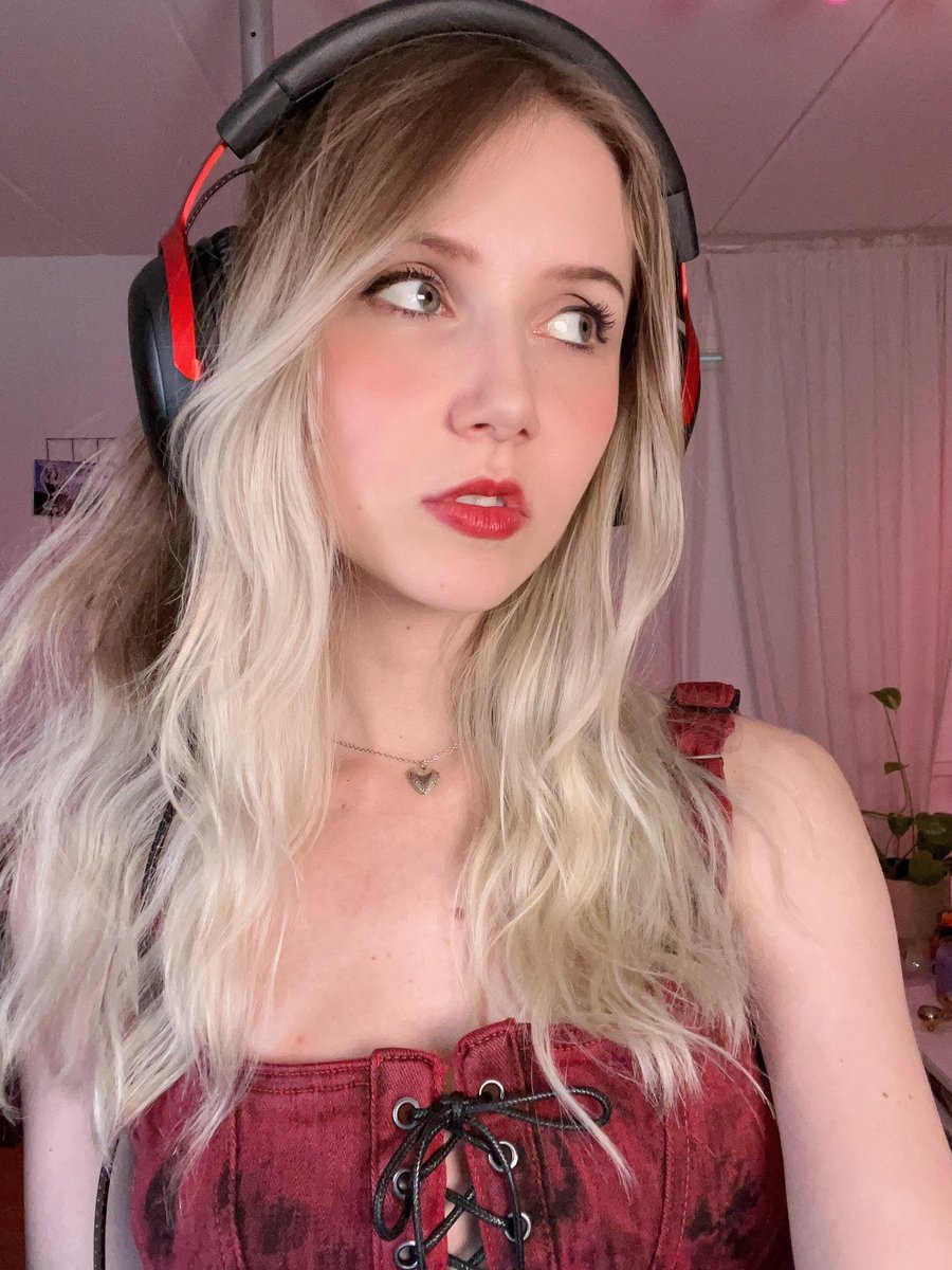 Apollolol's tweet image. Honey wake up!

Theres a new headset release from @HyperX ☁️🎧

Cloud III has upgraded comfort, audio, microphone, durability and compatibility! Available to shop soon❤️

#HyperXNordic #ad